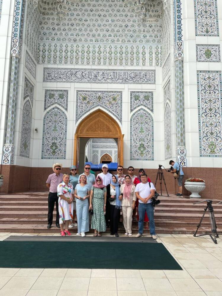 Еліміздегі бір топ журналистер Өзбекстандағы тарихи-мәдени орындармен танысты
